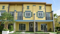 โกลเด้น ทาวน์ ศรีราชา-อัสสัมชัญ (Golden Town Sriracha - Assumption)