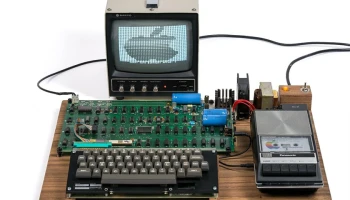 คอมพิวเตอร์ Apple-1 พร้อมเลขลำดับที่เขียนด้วยลายมือ Steve Jobs ถูกปล่อยประมูลในราคา 15 ล้านบาท