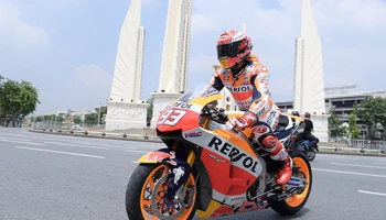 มาร์ค มาร์เกซ แชมป์โลกโมโตจีพี 4 สมัย โชว์ตัวทำกิจกรรมกลางกรุงฯ ก่อนแข่ง พีทีที ไทยแลนด์ กรังด์ปรีซ์ 2018