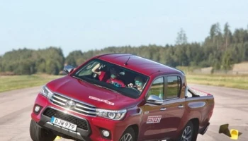 โตโยต้า ไฮลักซ์ ล้อยกจนเกือบคว่ำ ในการทดสอบหักหลบสิ่งกีดขวางกะทันหันที่สวีเดน