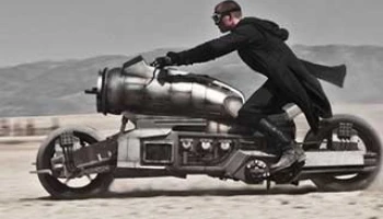 เชื่อหรือไม่? นี่คือ Suzuki Gladius!! รถคู่ใจนักบวชในหนัง Priest แบบไม่อาบัติ