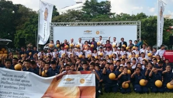 เชฟโรเลต พาอดีตนักเตะดังแมนยู ร่วมแจกลูกฟุตบอล 500 ลูก