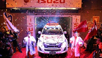 อัพอีซู มอบรถปิกอัพ อีซูซุ ดีแมคซ์ พร้อมรางวัล 1 ล้านบาท ให้กับ "เพชรมหาชน จิตรเมืองนนท์" แชมป์มวยอีซูซุคัพ 29