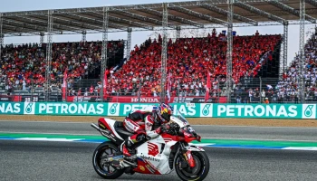 แฟน Honda ร่วมจารึก..นาทีประวัติศาสตร์เชียร์ ก้อง-สมเกียรติ นักบิด MotoGP คนไทยคนแรก! ในโฮมเรซ