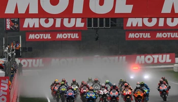 Moto GP 2018 สนามสุดท้ายฝนกระหน่ำจนต้องตีธงแดงก่อน Dovizioso กลับมาคว้าชัยส่งท้ายปิดฤดูกาล