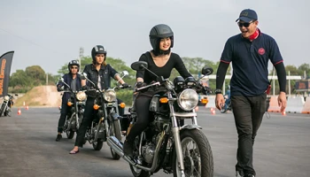 Royal Enfield จัดกิจกรรมเวิร์กชอปสุดเอ็กซ์คลูซีฟ ผู้หญิงก็ซิ่งได้