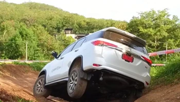 ลองขับ Toyota Fortuner 2.4V ปรับปรุงใหม่ ใส่ดิสก์หลังเพิ่มขับ 4 ล้อ