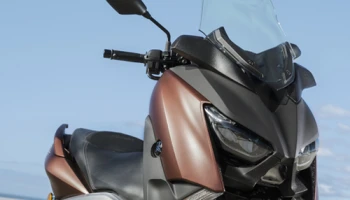Yamaha X-MAX 300 สปอร์ตสกู๊ตเตอร์ใหม่