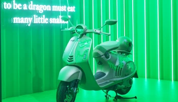 Vespa เฉลิมฉลองศักราชแห่งมังกรด้วยการเปิดตัว Vespa 946 Dragon สกู๊ตเตอร์รุ่น Limited edition ที่มาพร้อมเสื้อ Dragon Varsity Jacket สุดเอ็กซ์คลูซีฟ