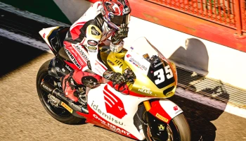 ก้อง-สมเกียรติ สู้สมศักดิ์ศรีแม้พลาดล้มจนต้องออกจากการแข่งขันโมโตทู ขณะ ก๊องส์-ธัชกร คว้าอันดับที่ 19 หลังลงบิดในสนามนี้เป็นครั้งแรกที่ ซิลเวอร์สโตน