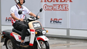 ก้อง-สมเกียรติ บิดสกูตเตอร์ไฟฟ้า Honda BENLY e: ลายพิเศษโชว์สมรรถนะในสนามโมโตจีพี กระตุ้นเทรนด์อีวีไบค์