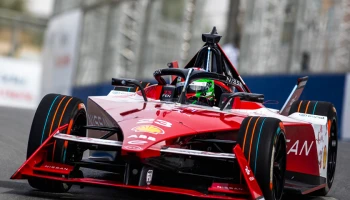 นักแข่งจากทีม นิสสัน ฟอมูล่า อี ขึ้นโพเดี้ยมในการแข่งขัน Diriyah E-Prix