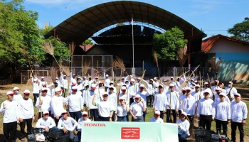 กองทุนฮอนด้าเคียงข้างไทย ผนึกกำลังผู้แทนจำหน่ายส่งมอบถุงยังชีพช่วยผู้ประสบอุทกภัย พร้อมรวมพลังจิตอาสาร่วมฟื้นฟูพื้นที่ประสบภัยใน 5 จังหวัด รวมมูลค่าความช่วยเหลือกว่า 1.8 ล้านบาท