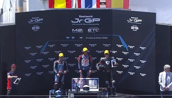 เพลงชาติไทยกระหึ่ม! ก๊องส์-ธัชกร สร้างประวัติศาสตร์ ผงาดคว้าแชมป์ จูเนียร์จีพี สนามแรก ที่โปรตุเกส