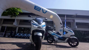 ไทยฮอนด้า สานต่อความร่วมมือกับ มหาวิทยาลัยเชียงใหม่ สนับสนุนโครงการพัฒนาเทคโนโลยีขับขี่ปลอดภัยพร้อมมอบรถจักรยานยนต์ PCX Electric และสถานีสลับแบตเตอรี่