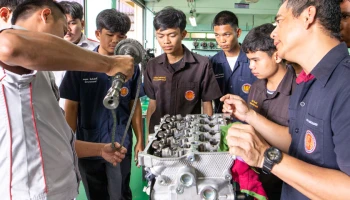 มิตซูบิชิมอบเครื่องยนต์พร้อมชุดส่งกำลังให้วิทยาลัยการอาชีพชุมพร เพื่อสนับสนุนการศึกษาด้านเทคนิคยานยนต์