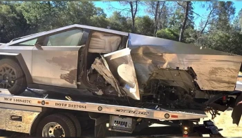 ชมวิดีโอ Tesla Cybertruck ถูกชนข้างจนยับด้วย SUV คันใหญ่ แต่ทุกคนปลอดภัยดี