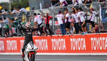 ทัพนักบิดไทยผลงานกระหึ่มเอเชีย! "สุหทัย" พลิกคว้าชัยโฮมเรซ "รัฐพงษ์-กฤชพร-ปิยวัฒน์" ฉลองโพเดียมในศึก เอเชีย โร้ด เรซซิ่ง นัดปิดฤดูกาล 2022 ที่ บุรีรัมย์