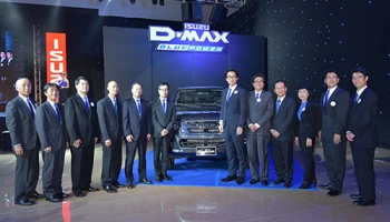 ตรีเพชรอีซูซุ ปลุกแบรนด์ "อีซูซุ" ในลาว "เปลี่ยนครั้งใหญ่" ยกระดับงานขายคู่บริการ