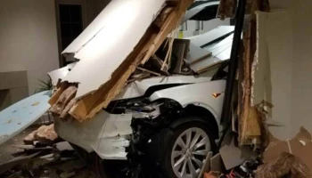 ดาราดังแดนกิมจิฟ้อง Tesla หลัง Model X เร่งเครื่องเองพุ่งชนกำแพงบ้าน