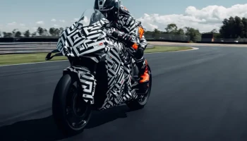 ยืนยันแล้ว! KTM 990 RC R เตรียมเปิดตัวอย่างเป็นทางการ ภายในปี 2025