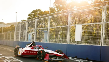 Nissan คว้าตำแหน่งโพล และจบลงด้วยการฉลองชัยบนโพเดียมในการแข่งขัน Tokyo E-Prix ครั้งแรก