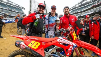 Honda คว้าชัยหลัง เจ็ตต์ ลอว์เรนซ์ บิด CRF450R ครองโฮลด์ช็อต นำม้วนเดียวจบใน AMA Supercross 2024 ที่ ฟิลาเดเฟีย