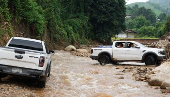 ฟอร์ดนำทีมอาสาสมัครลุยมอบชุดยังชีพเยียวยาน้ำท่วมเพื่อช่วยชุผู้ประสบภัยน้ำป่าหลากและดินถล่มในชุมชนห่างไกล