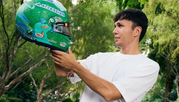 Alexander Albon Ansusinha นักแข่ง F1 สายเลือดไทย มอบหมวกกันน็อกจาก Singapore GP เพื่อการประมูลการกุศล สนับสนุนยูนิเซฟช่วยเหลือเด็กในไทย