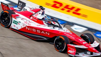Nissan Formula E Team คว้าแชมป์โลกโดย โอลิเวอร์ โรว์แลนด์ ที่คว้าตำแหน่งประเภทนักแข่งประจำฤดูกาล 2024/25 ในการแข่งขัน Berlin E-Prix