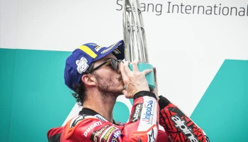 ถึงแม้ Bagnaia จะได้ชัยในมาเลเซียแต่ก็ยังไม่เพียงพอที่จะคว้าแชมป์โลก ต้องไปชิงดำกับ Quartararo ในสนามสุดท้ายที่สเปน