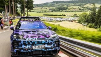 Porsche Cayenne Electric รถ SUV พลังงานไฟฟ้าเจเนอเรชั่นที่ 2 พรางตัวทดสอบสมรรถนะและความอเนกประสงค์พร้อมทุบสถิติขึ้นเนินชันที่ Shelsley Walsh ก่อนเปิดตัวสู่สาธารณชน