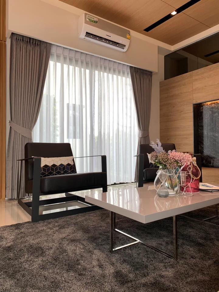 รูปภาพ ดิ เอ็มเบรส (The Embrace)