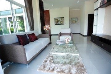 รูปภาพ เพ็ชรรัตน์ เลควิว (Phetcharat Lake View)