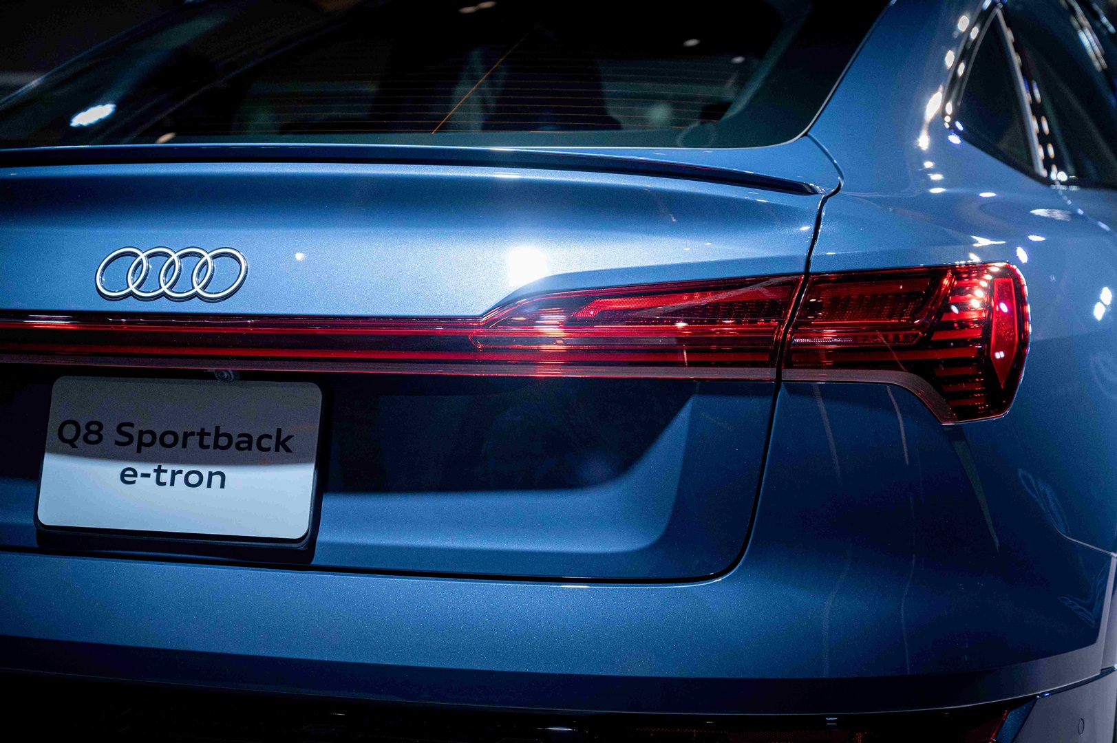 รูปภาพ อาวดี้ Audi Q8 Sportback e-tron 55 quattro S line Black edition ปี 2023