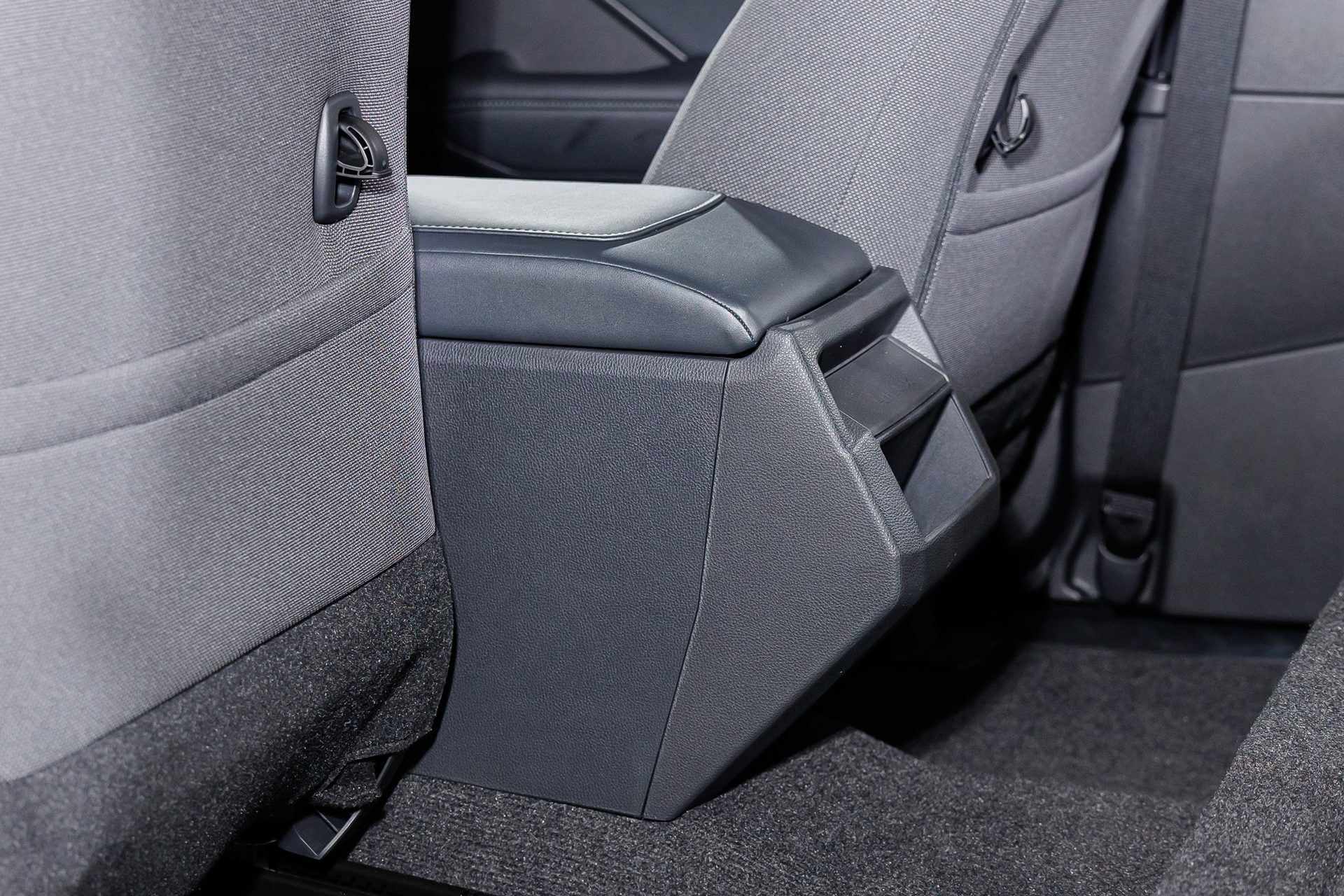 รูปภาพ โตโยต้า Toyota Hilux Travo Smart Cab Prerunner 2.8 Smart AT ปี 2025