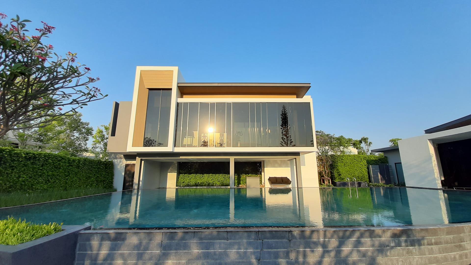 รูปภาพ มัณฑนา มอเตอร์เวย์ - กรุงเทพกรีฑาตัดใหม่ (Mantana Motorway - Krungthepkreethatadmai)