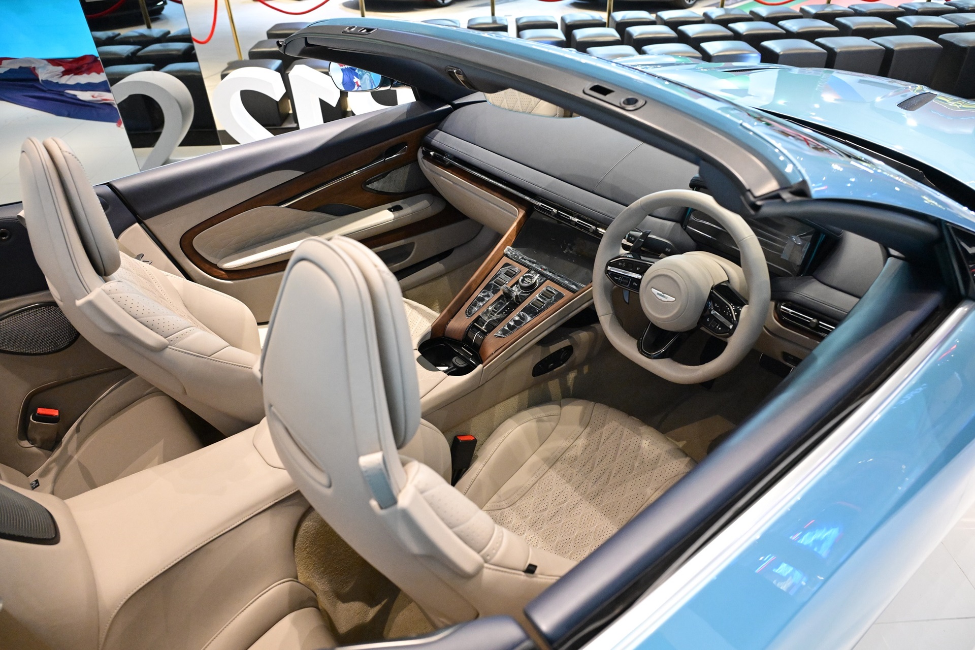 รูปภาพ แอสตัน มาร์ติน Aston Martin DB12 Volante ปี 2024