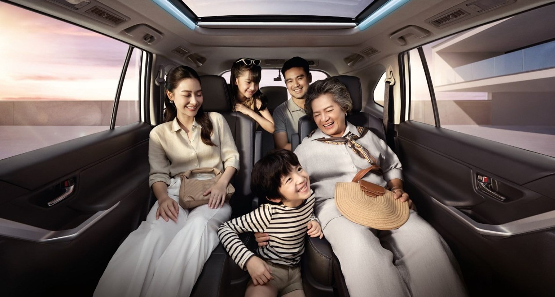 รูปภาพ โตโยต้า Toyota Innova Zenix HEV Premium ปี 2025