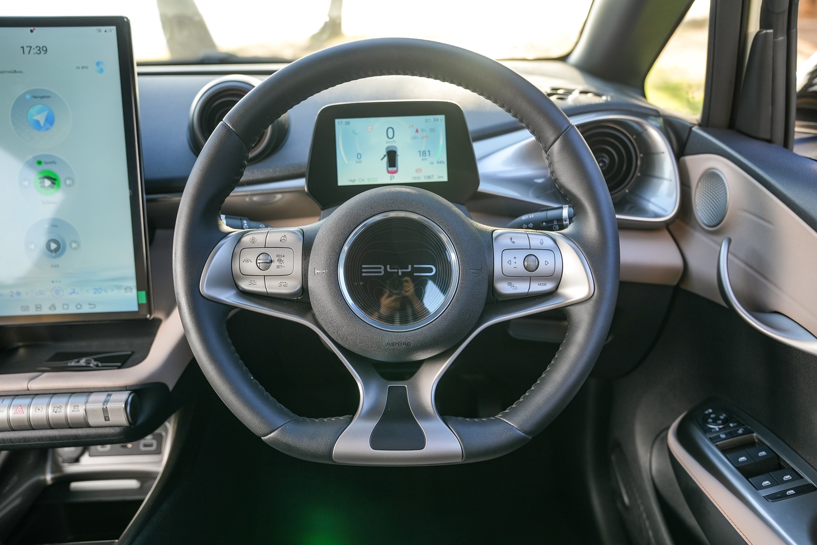 รูปภาพ บีวายดี BYD Dolphin Standard Range ปี 2023