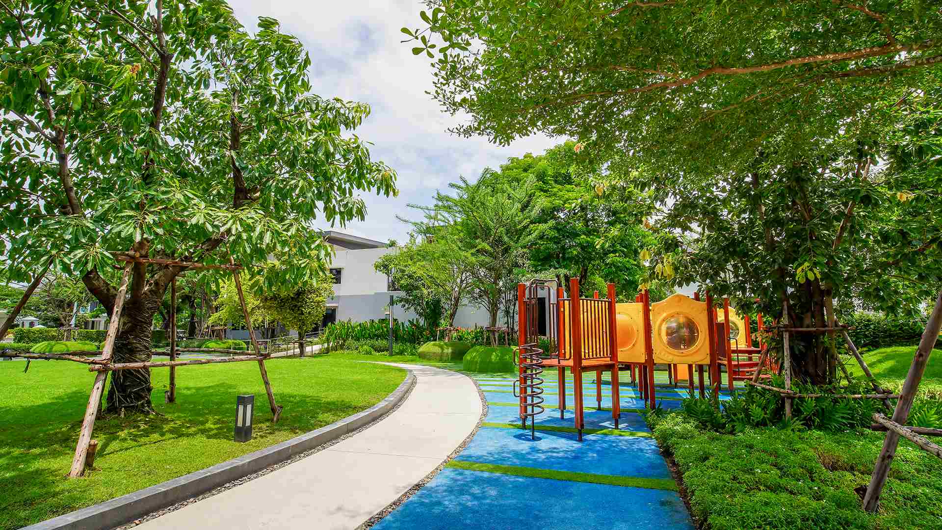 รูปภาพ มัณฑนา ศรีนครินทร์ ร่มเกล้า (Manthana Srinakarin - Romklao)