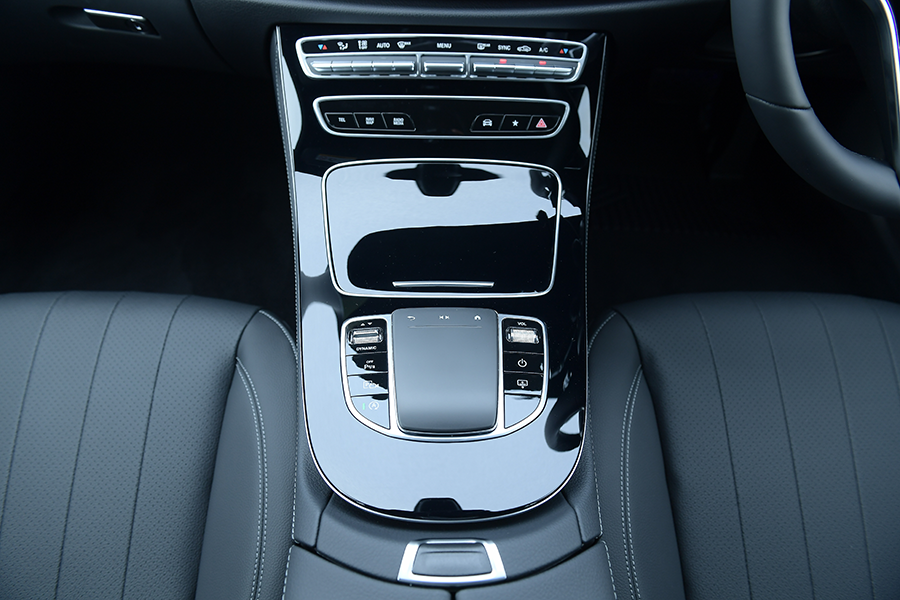 รูปภาพ เมอร์เซเดส-เบนซ์ Mercedes-benz E-Class 220 d AMG Sport ปี 2021