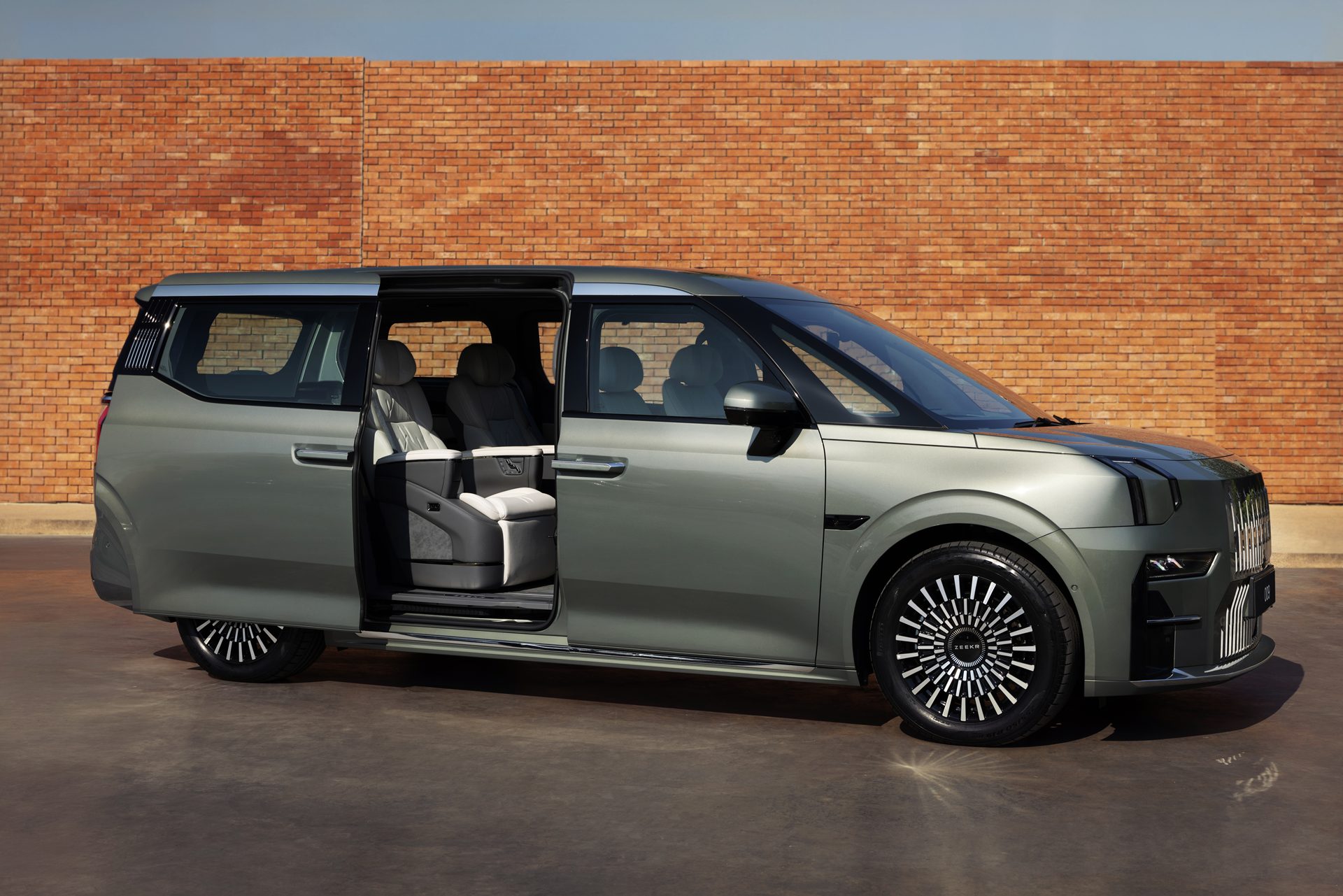 รูปภาพ ซีเคอร์ Zeekr 009 Standard 2WD ปี 2025