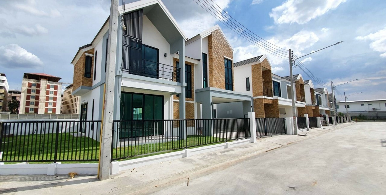 รูปภาพ เดอะ ไฮฟ์ โรจนะ (The Hive Rojana)