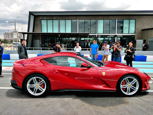 รูปภาพ เฟอร์รารี่ Ferrari 812 Superfast V12 ปี 2017