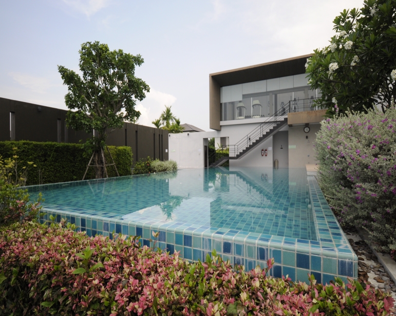 รูปภาพ เพลินจิต คอลลิน่า (Ploenchit Collina)