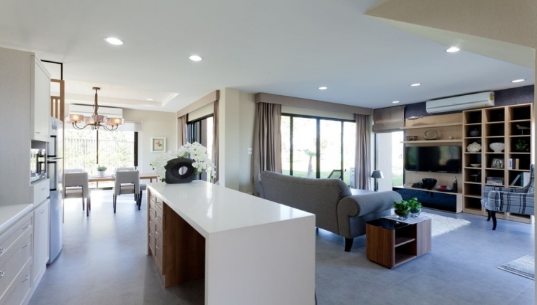 รูปภาพ เพลินจิต คอลลิน่า (Ploenchit Collina)