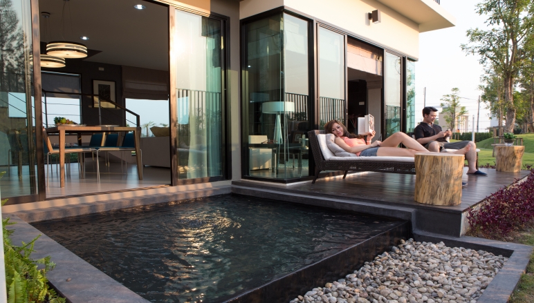 รูปภาพ เพลินจิต คอลลิน่า (Ploenchit Collina)