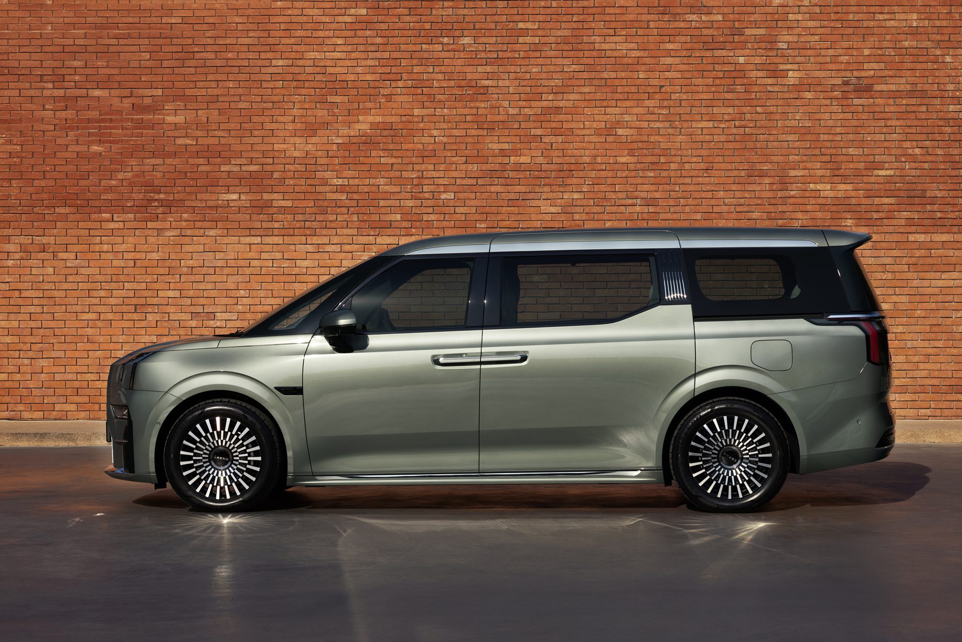 รูปภาพ ซีเคอร์ Zeekr 009 Standard 2WD ปี 2025