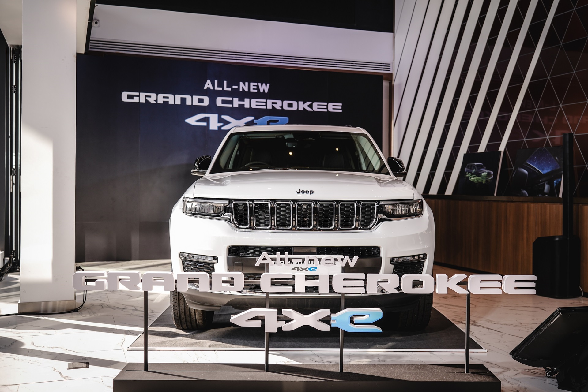 รูปภาพ จี๊ป Jeep Grand Cherokee Summit Reserve 4xe ปี 2023